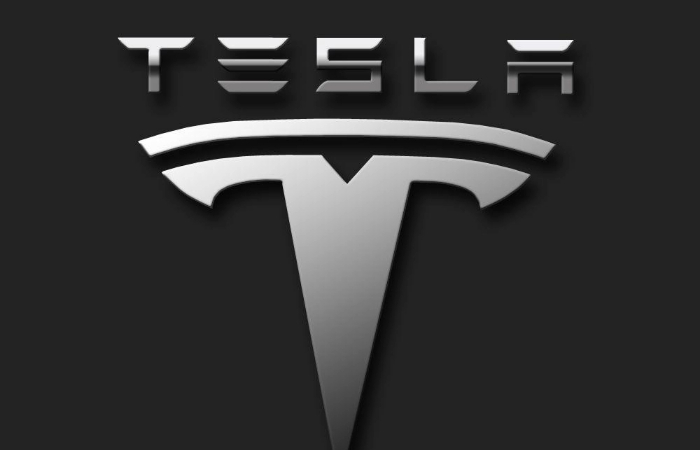 **Alt Text:** Elon Musk discusses the possibility of creating a Tesla phone if tech giants like Apple and Google tighten their control over the smartphone market.